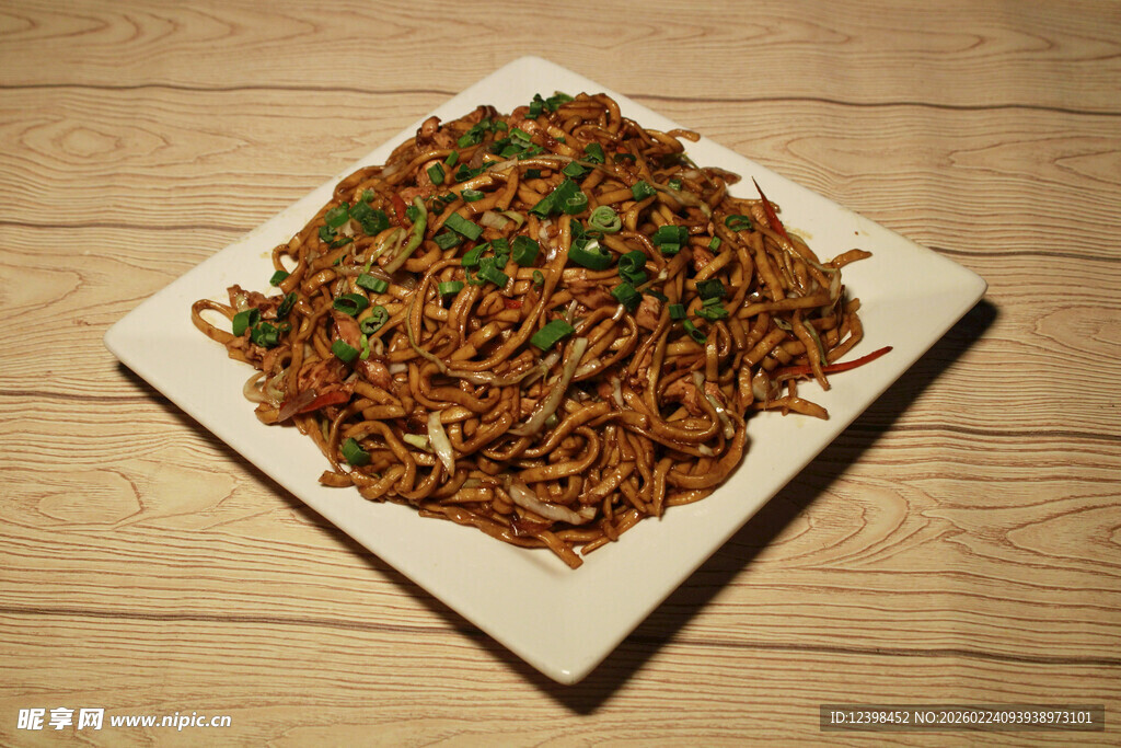 美味炒面摆于白色方盘
