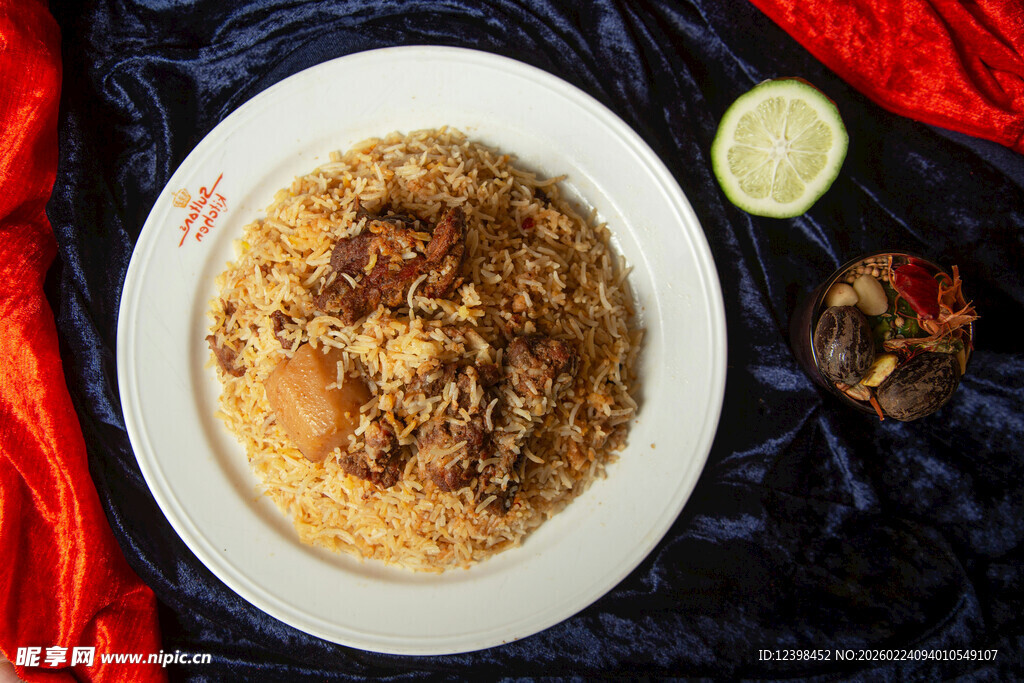 美味鸡肉炒饭摆拍图