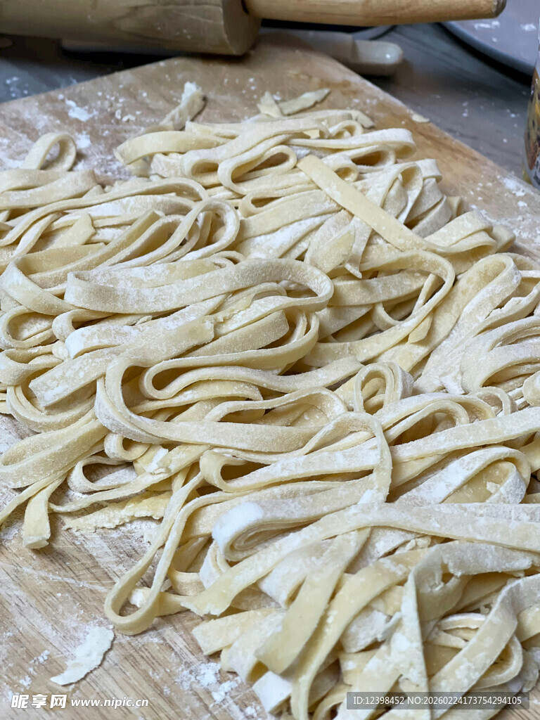 手工制作的新鲜面条