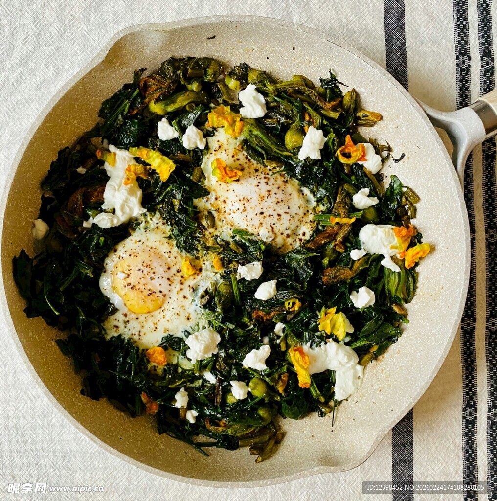 菠菜鸡蛋奶酪烤盘美食