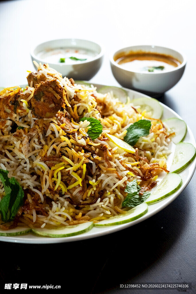 美味鸡肉炒饭配特色酱料