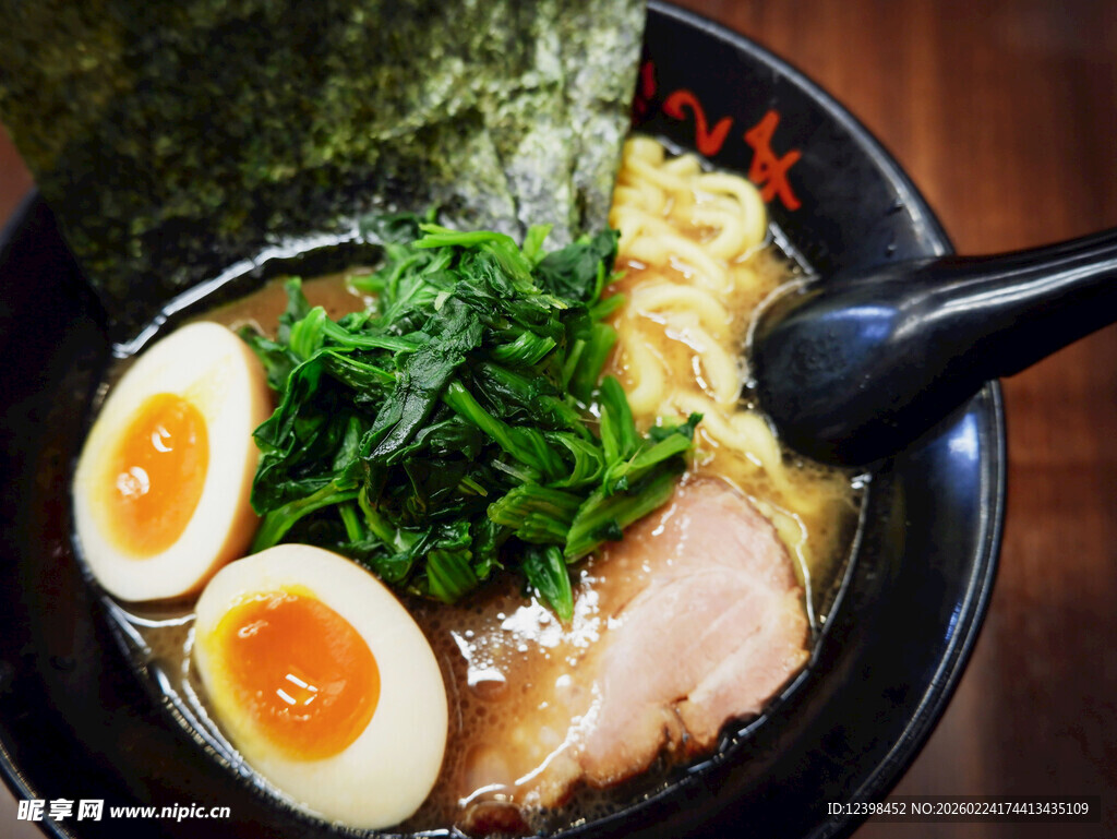 日式豚骨拉面配溏心蛋