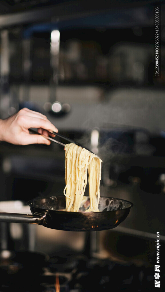 煎锅中的美味鸡蛋饼