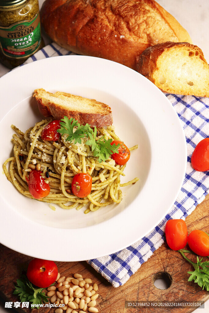 美味意面搭配美味面包