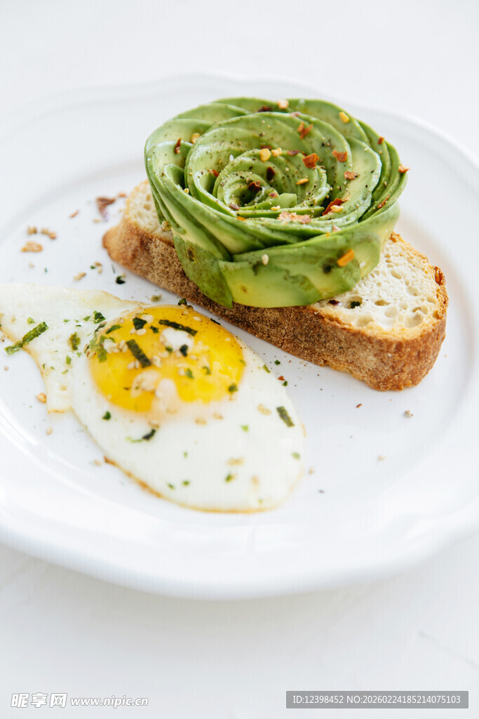 牛油果吐司配煎蛋早餐