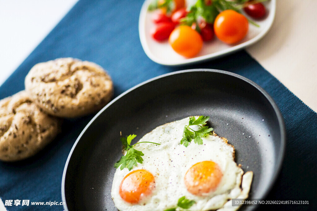 煎蛋与面包蔬果