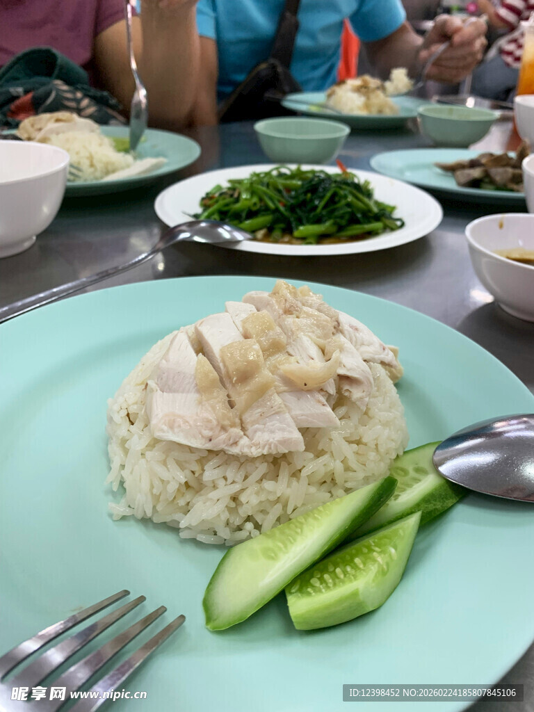 美味鸡肉饭搭配清爽黄瓜