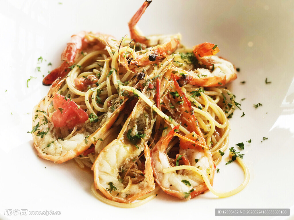 美味鲜虾意面摆盘精致