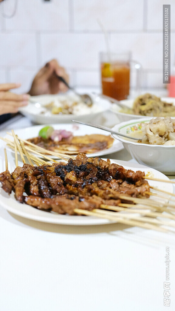 美味烧烤串与多样菜肴