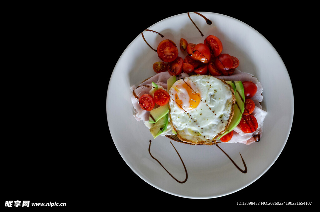 美味牛油果煎蛋摆盘料理