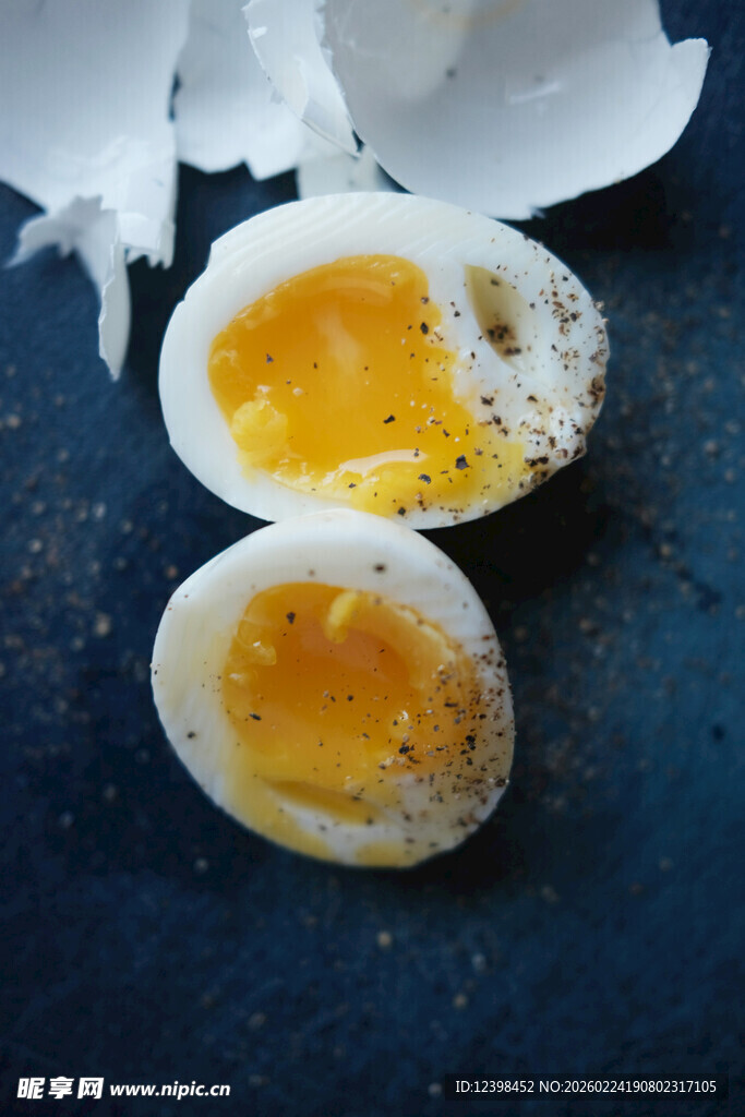 切开的美味熟鸡蛋