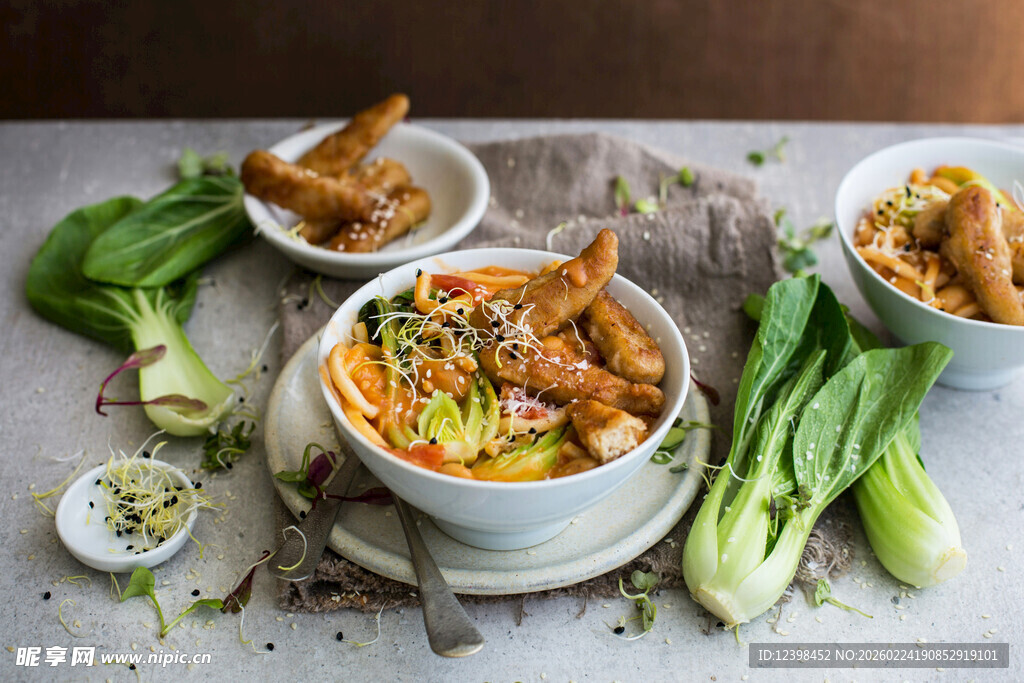 美味中式面食搭配新鲜蔬菜