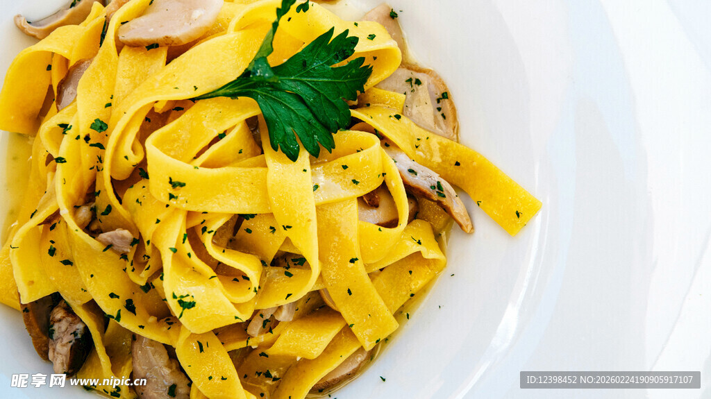 美味意面配蘑菇与欧芹