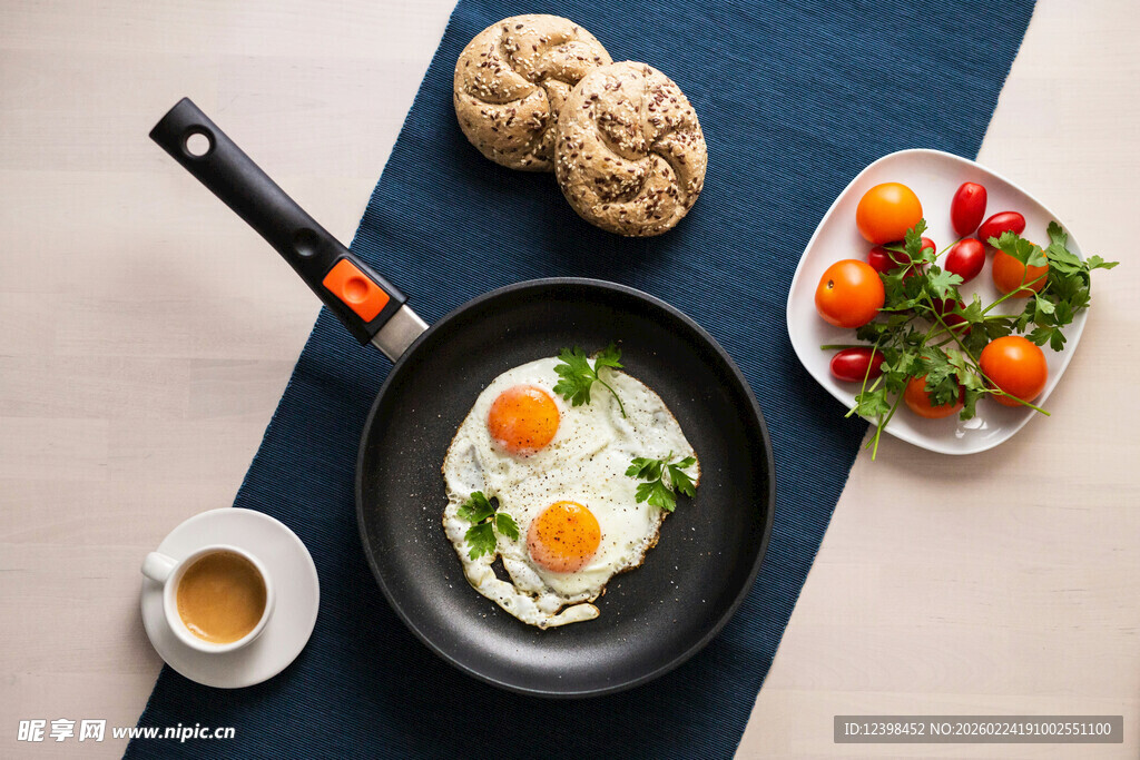 煎蛋早餐摆盘图