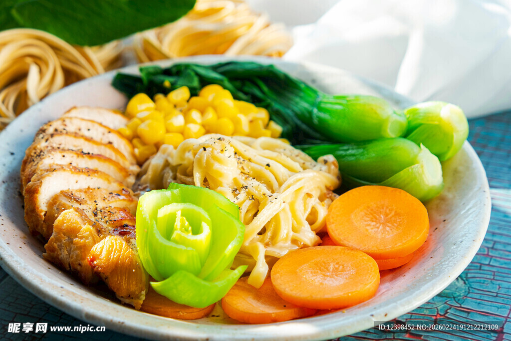 营养美味鸡肉蔬菜面条