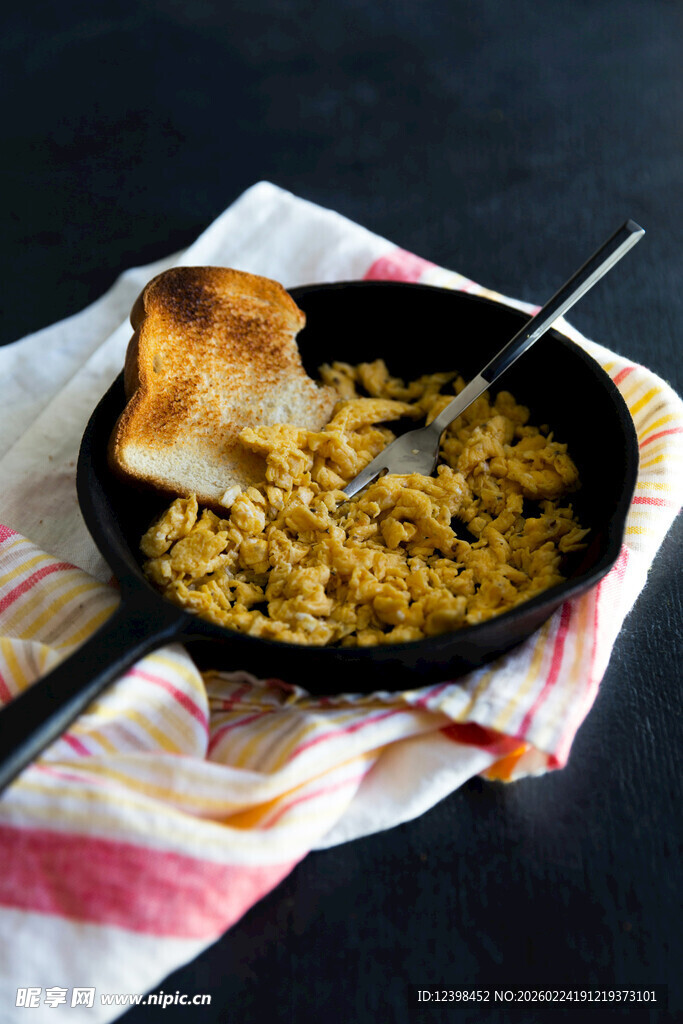 铸铁锅中的美味炒蛋