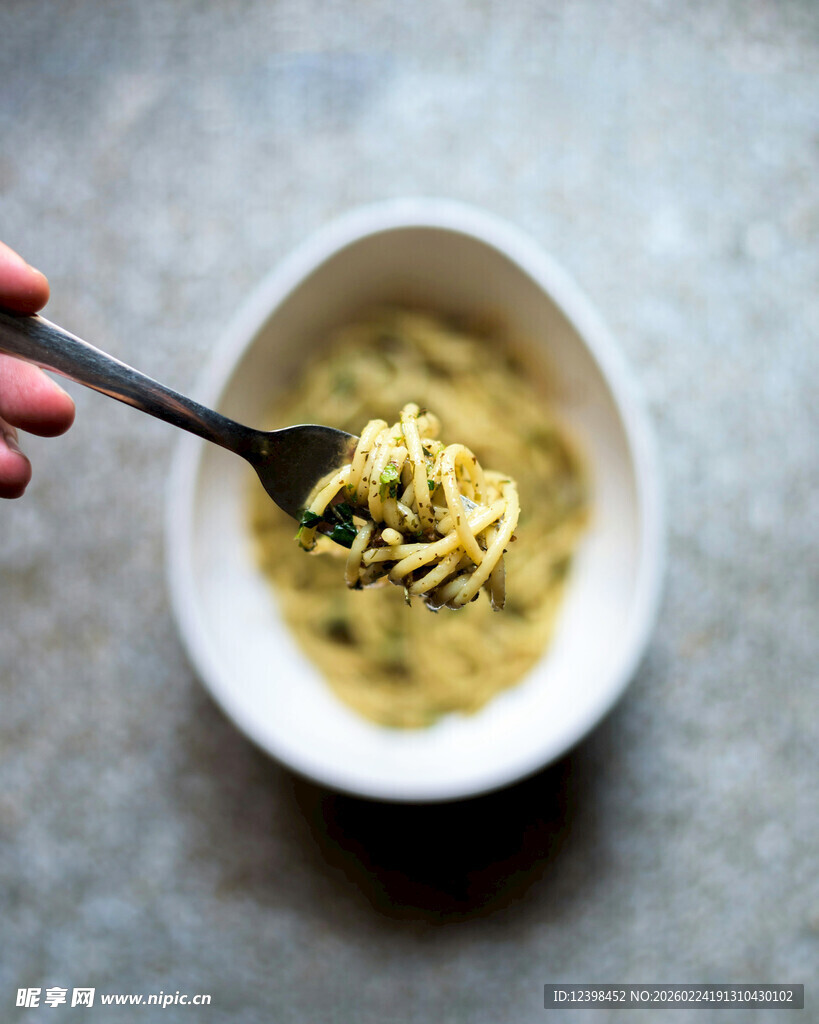 舀起一勺美味蔬菜浓汤