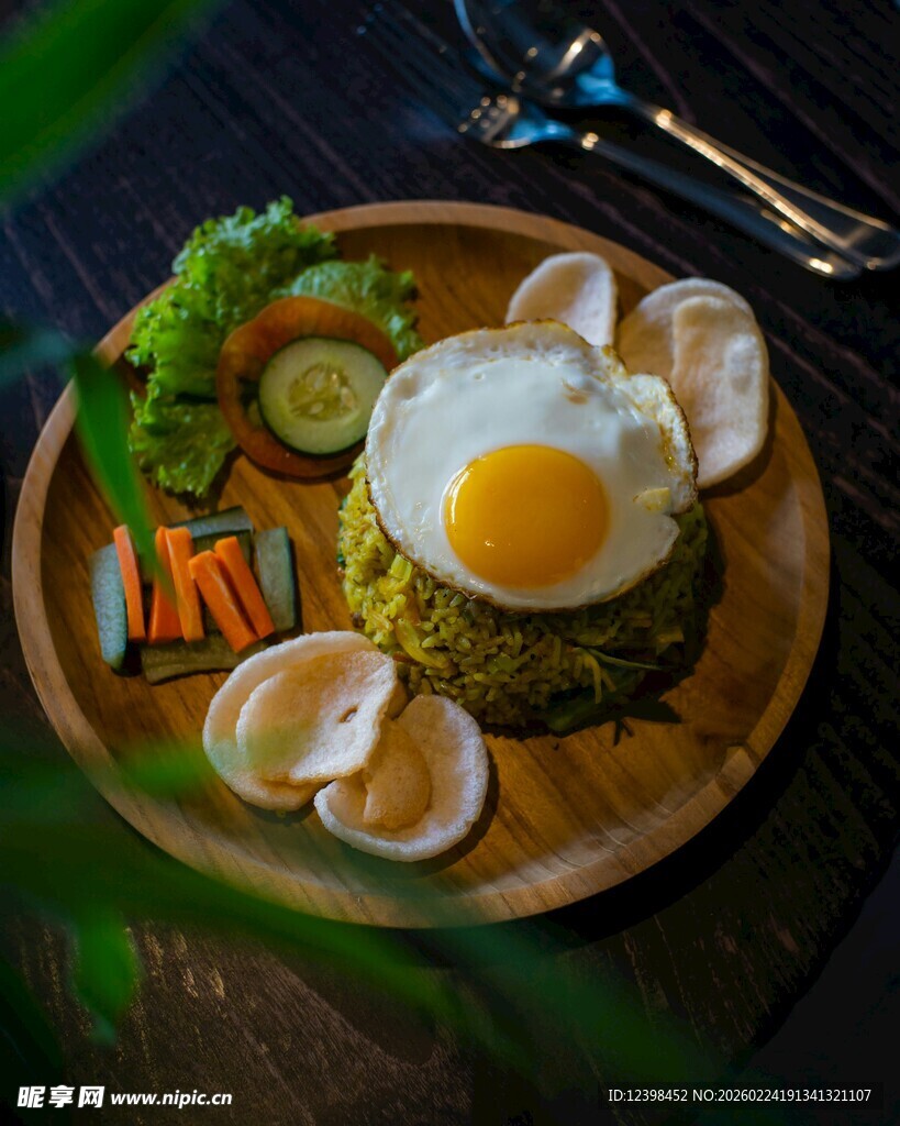 美味蔬菜配煎蛋盖饭