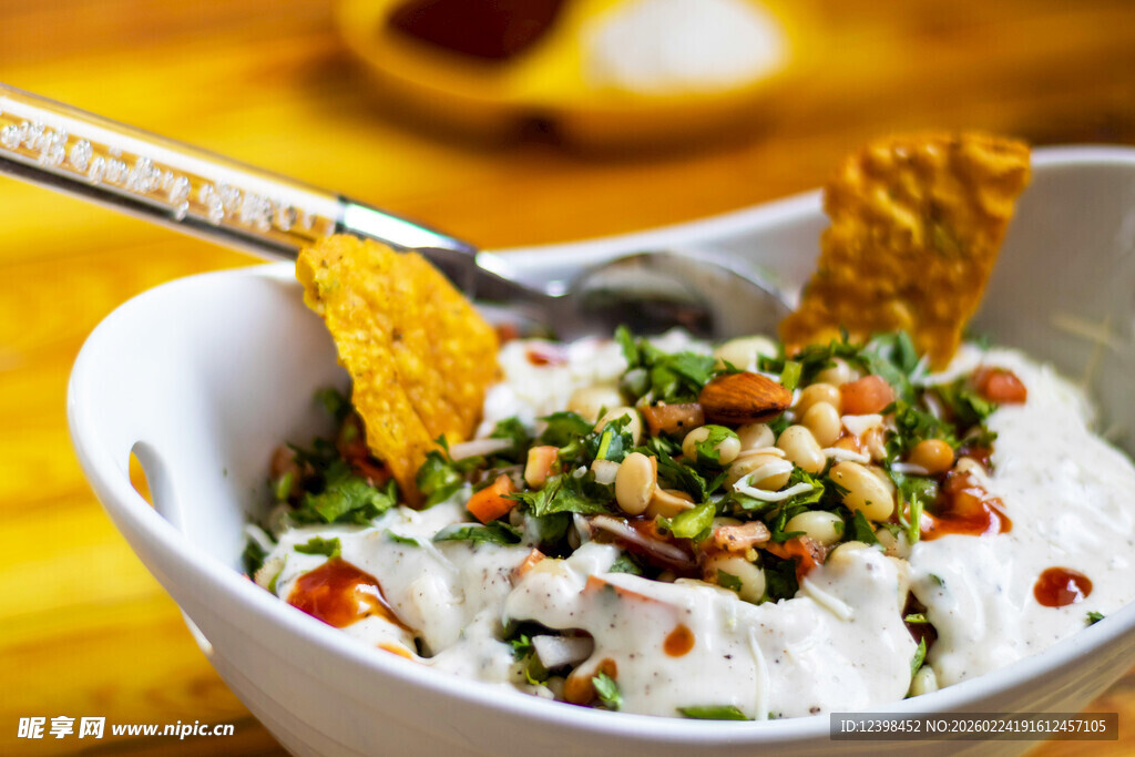 美味蘸酱配香脆玉米片