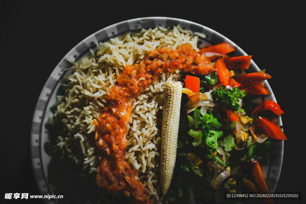 美味多彩炒饭配蔬菜