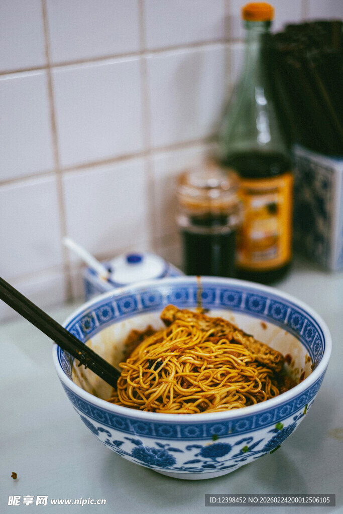 青花瓷碗中的美味面条