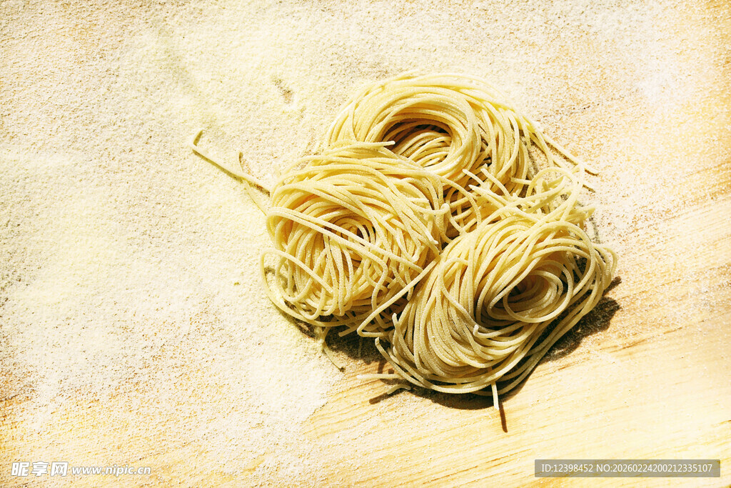 一堆新鲜的意大利面条