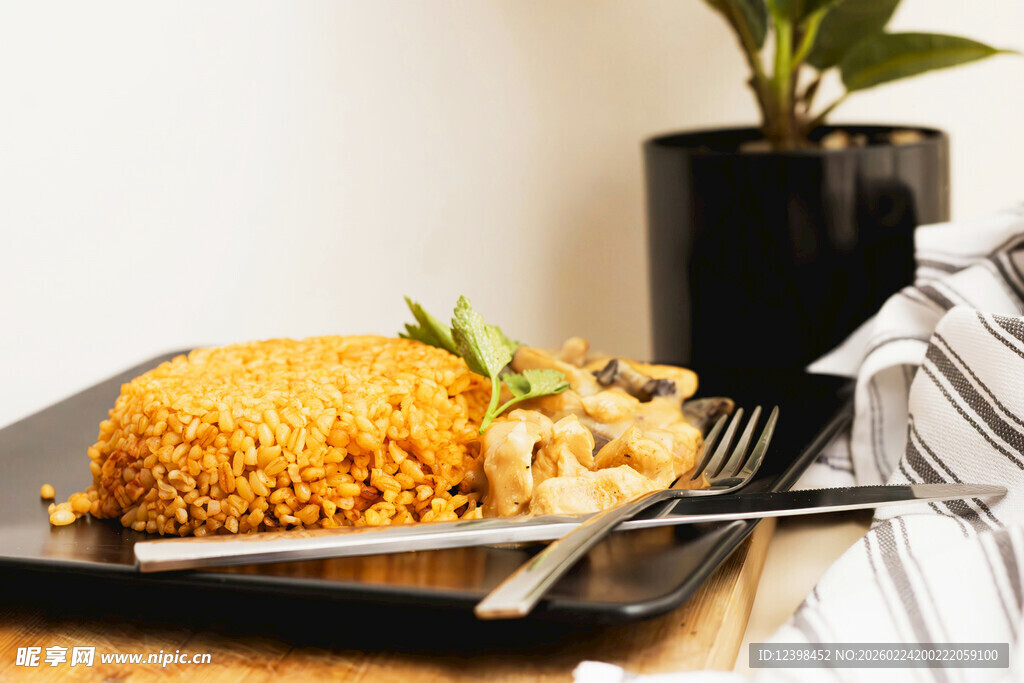 美味炒饭搭配意面佐餐