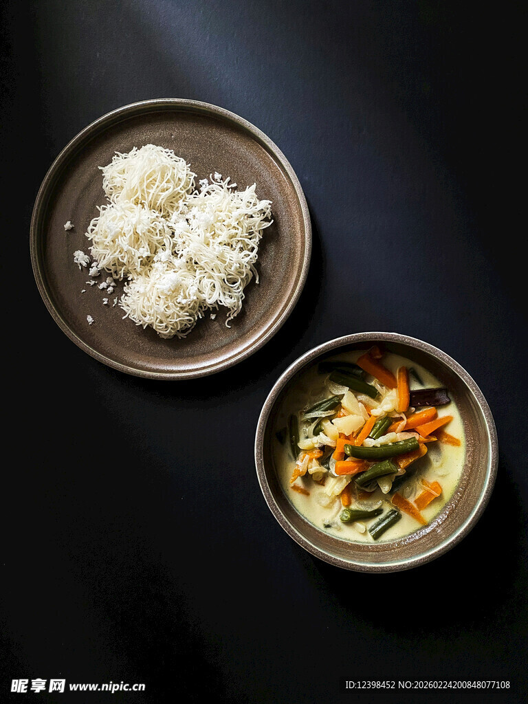 两碗饭菜的日常搭配