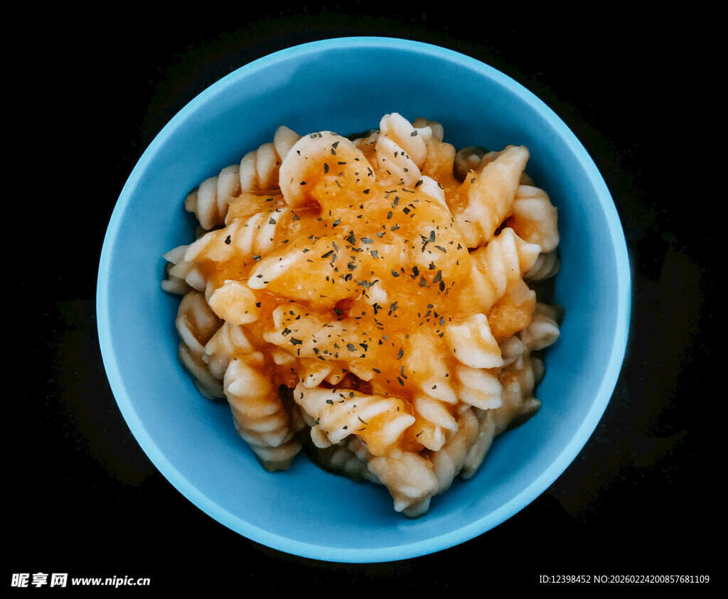 蓝色碗中的美味螺旋意面