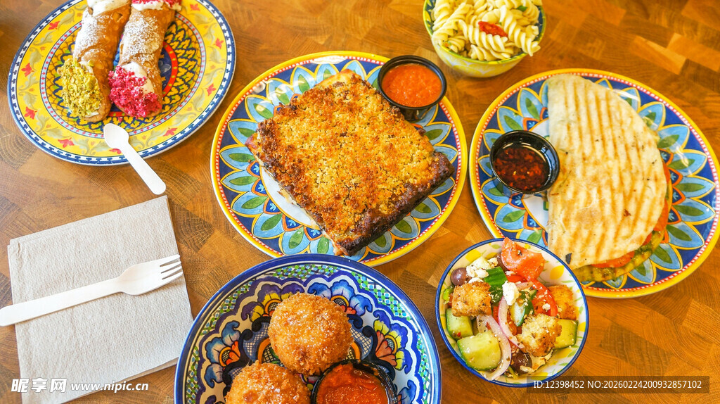 多样美食摆放在多彩餐盘上