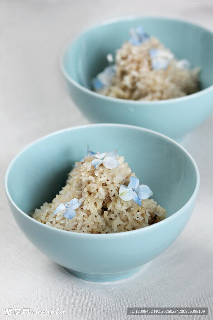 浅蓝色碗中的美味谷物