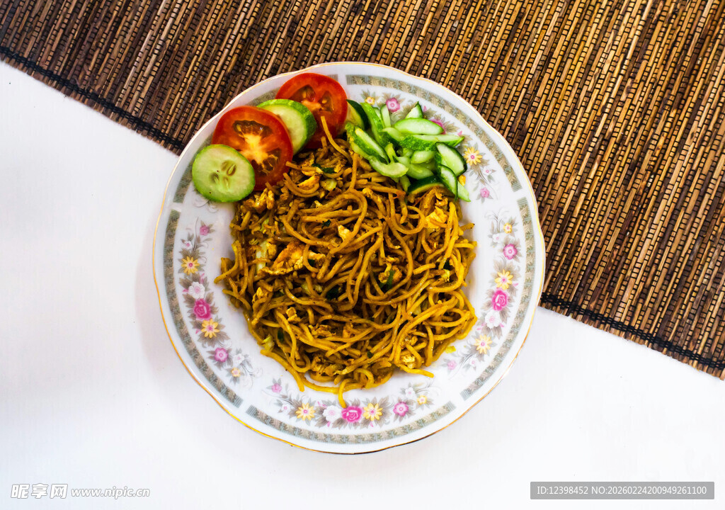 美味炒面配新鲜蔬菜