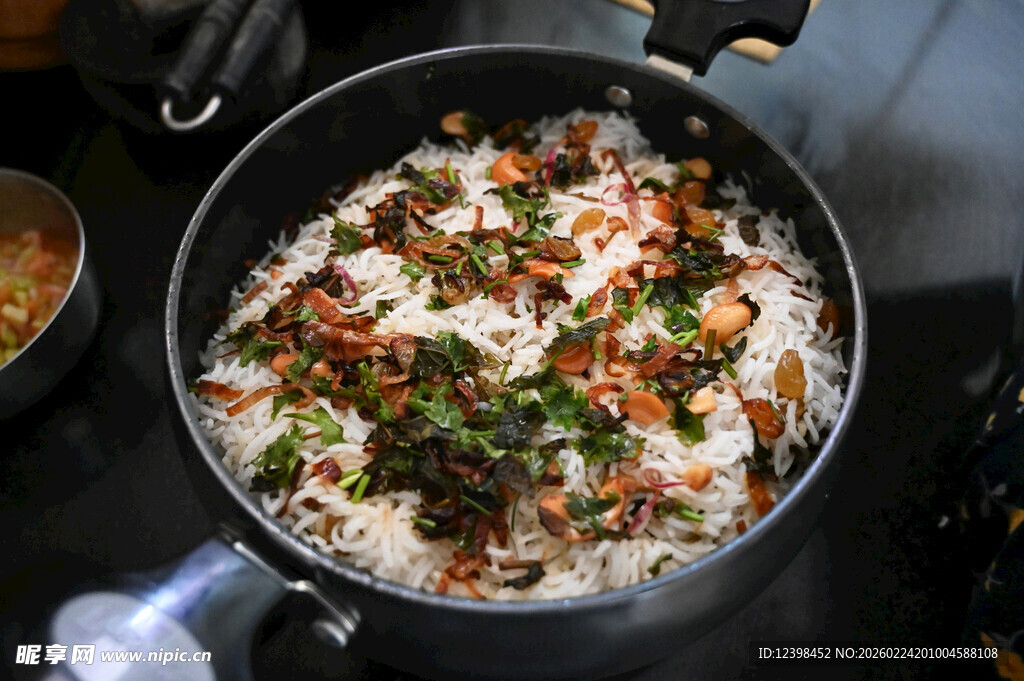 锅中美味炒饭待品尝