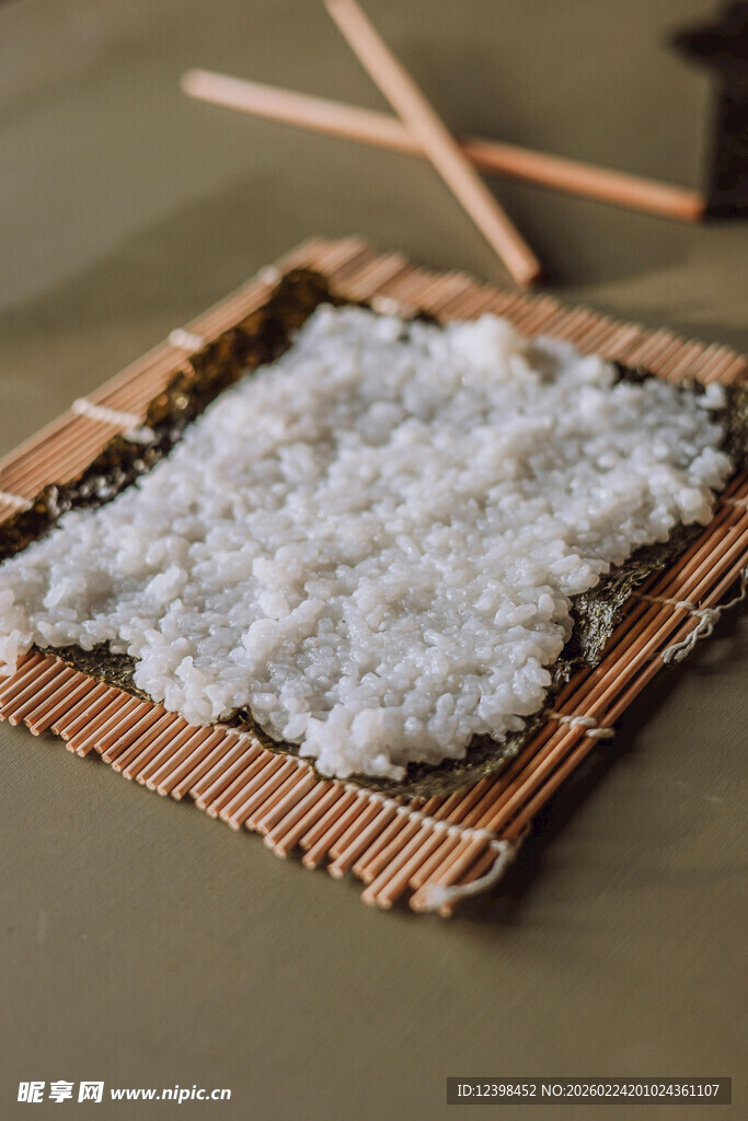 竹制托盘上的白糯米