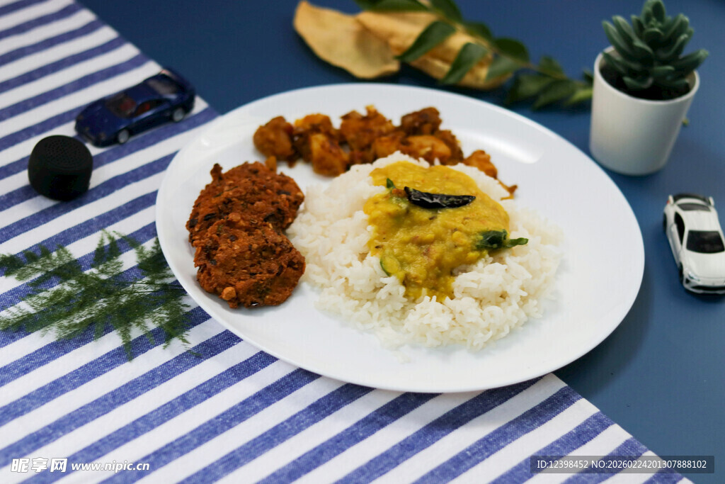美味咖喱饭搭配多样美食