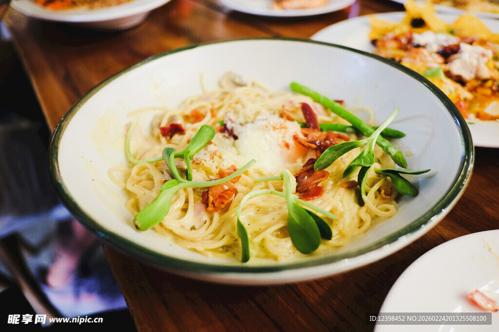 美味意面摆于餐桌之上