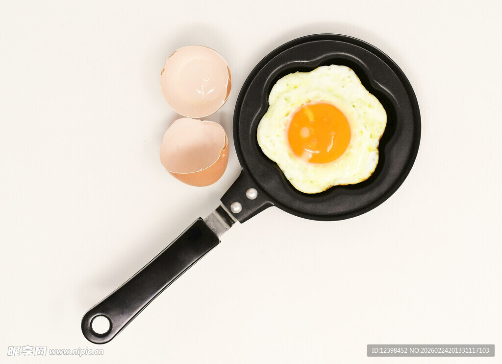 煎锅中的美味荷包蛋