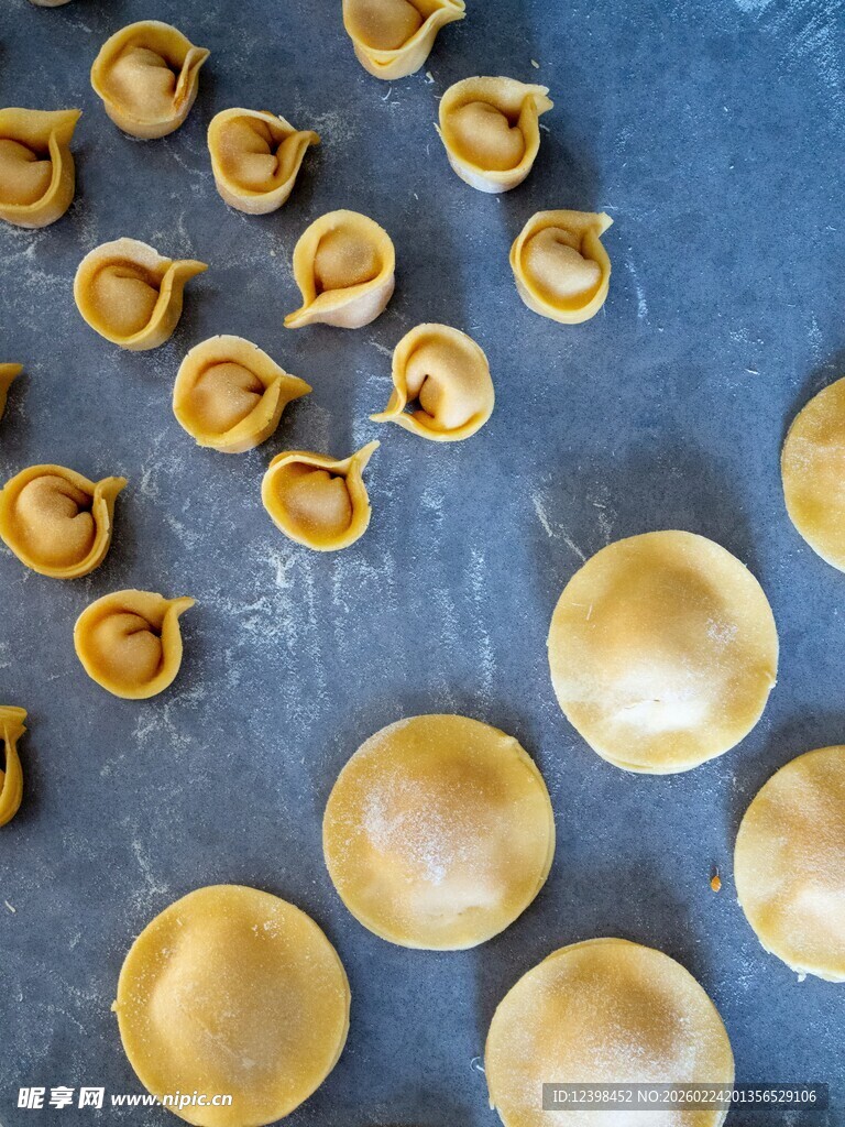 手工制作的美味黄色面食