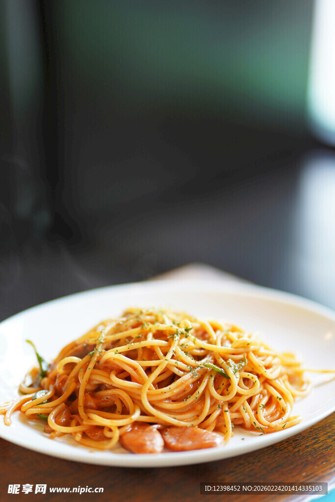 美味意大利面摆放在盘中