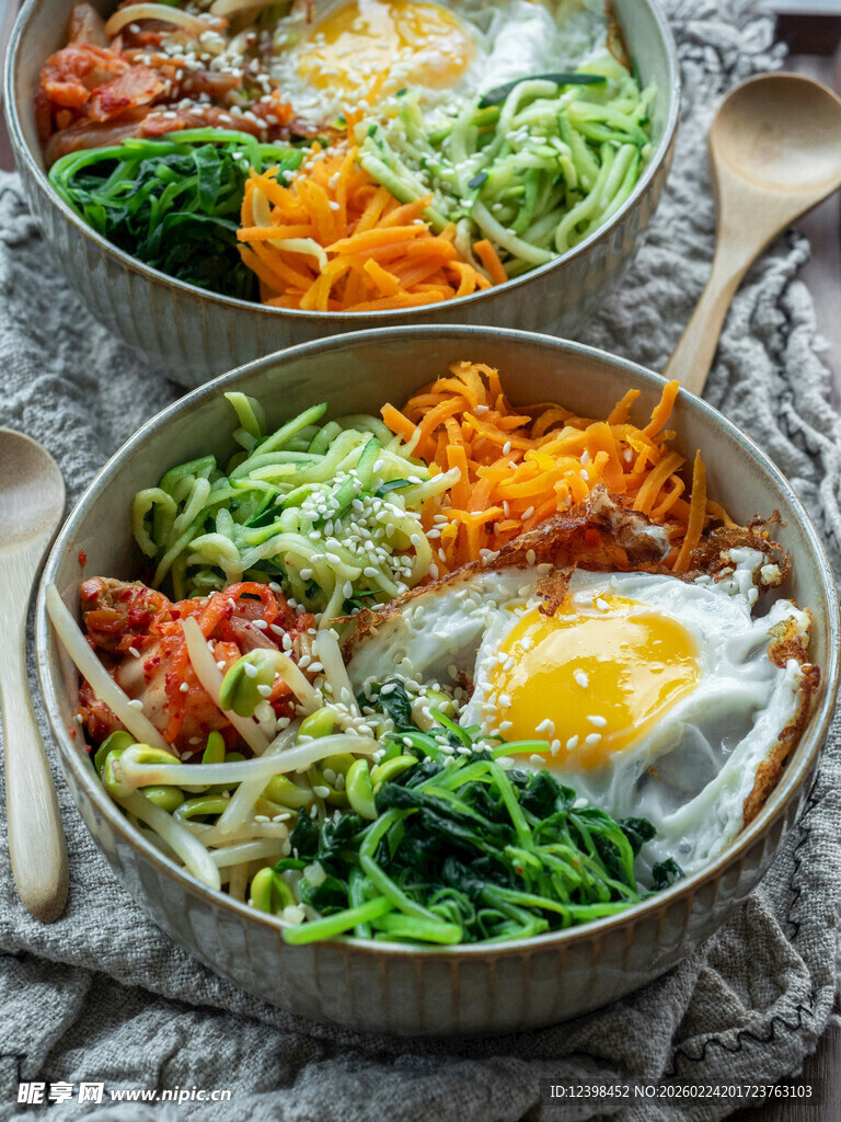 双碗美味蔬菜煎蛋拌饭