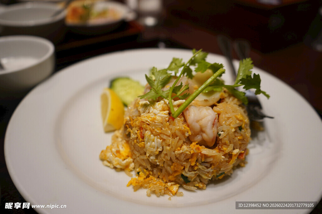 美味虾仁炒饭配清新蔬菜