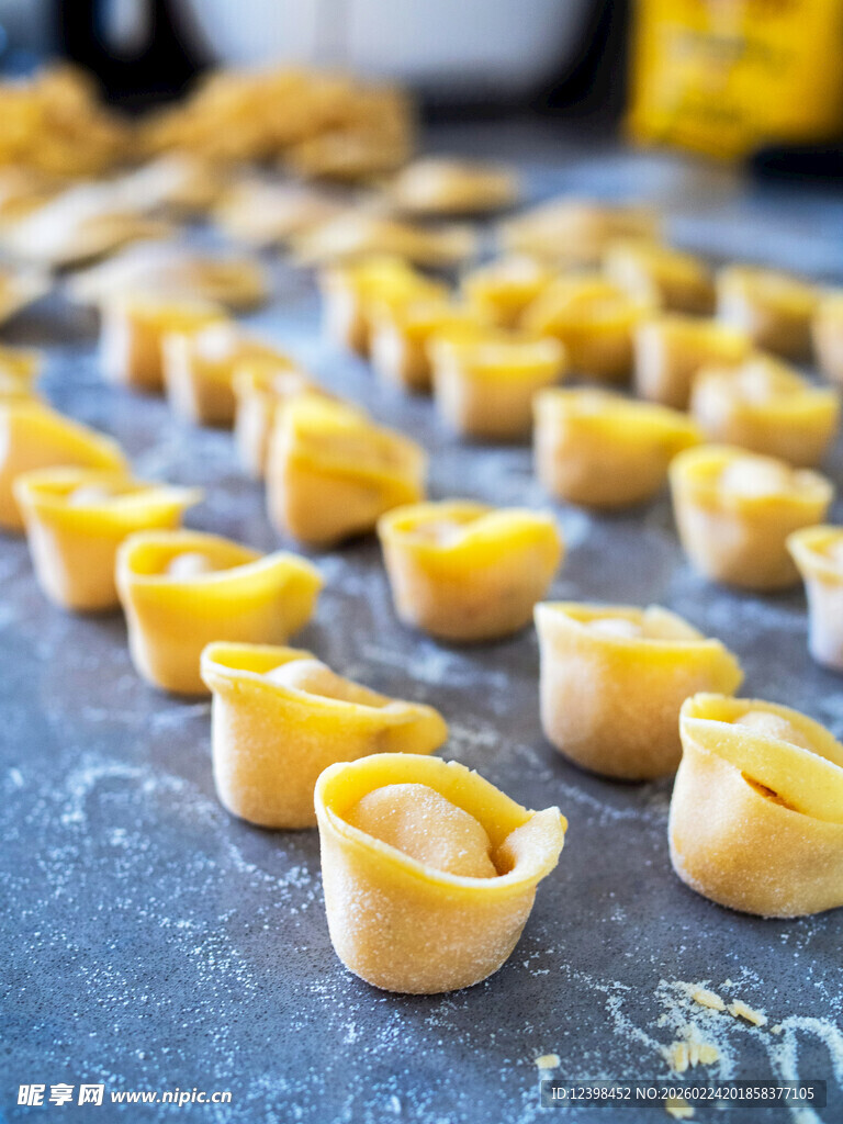 手工制作的精致小馄饨