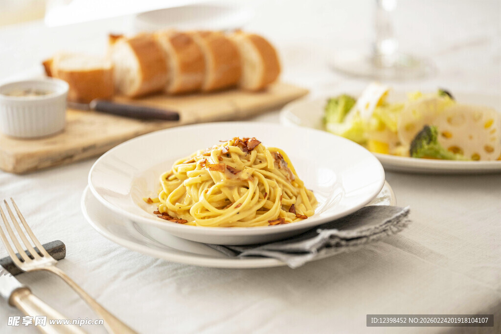 美味意面搭配多样菜肴