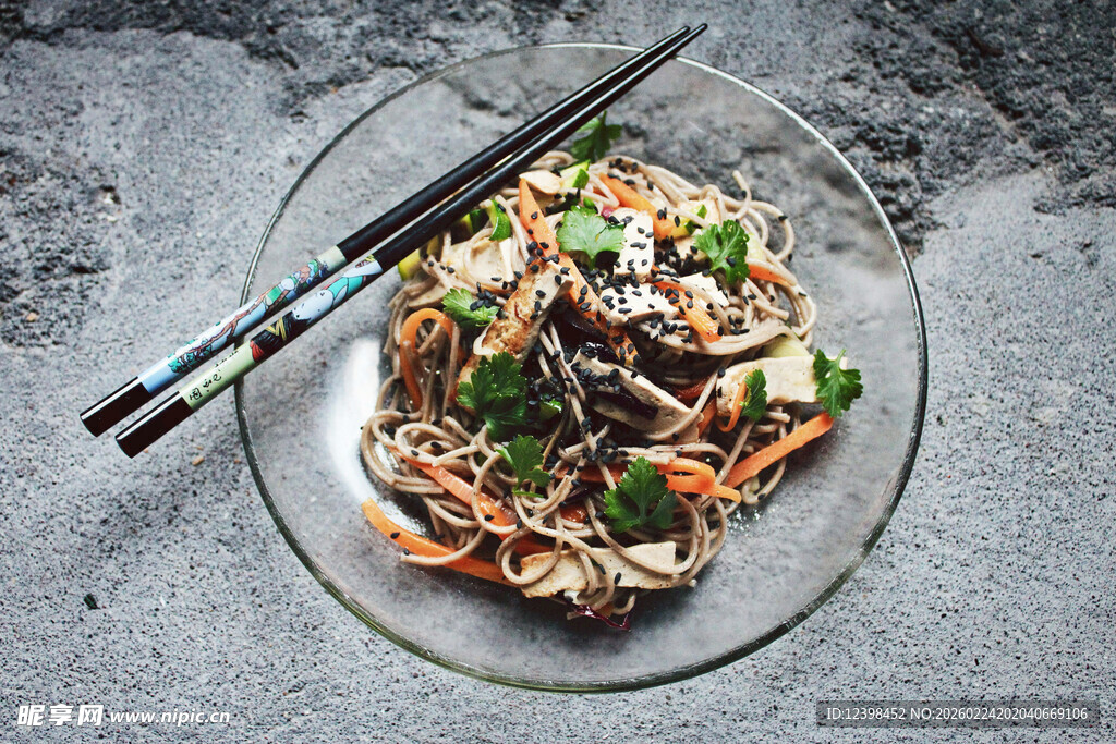 玻璃碗中的美味凉拌荞麦面