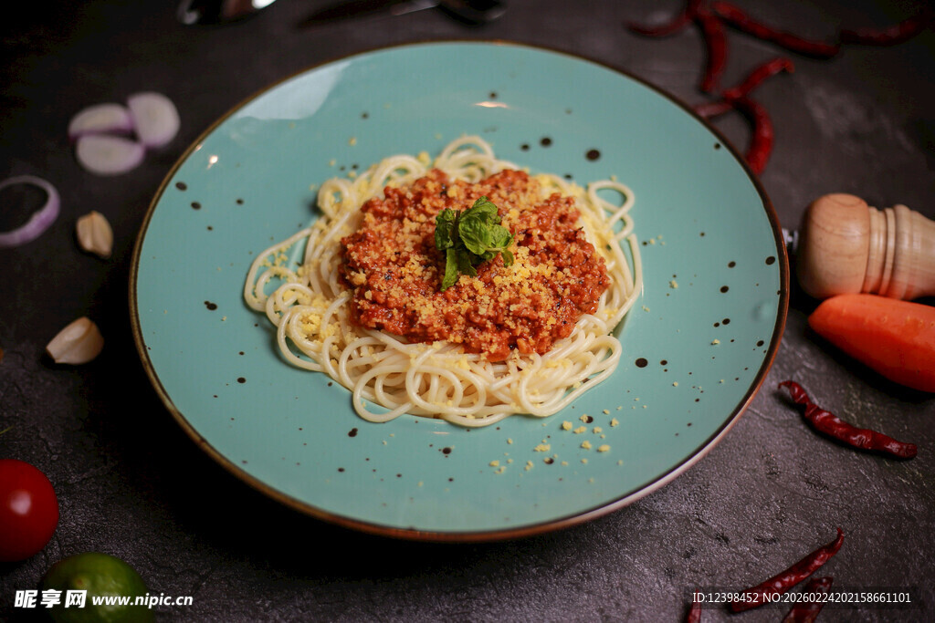 蓝色盘中美味意大利面