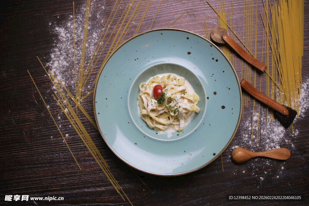 蓝色盘中美味意大利面
