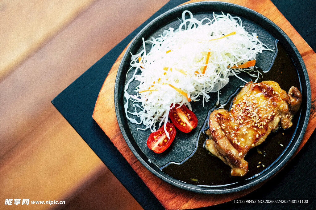 铁板鸡肉配米饭美食图