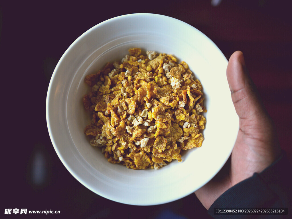 手持碗中的美味谷物食品