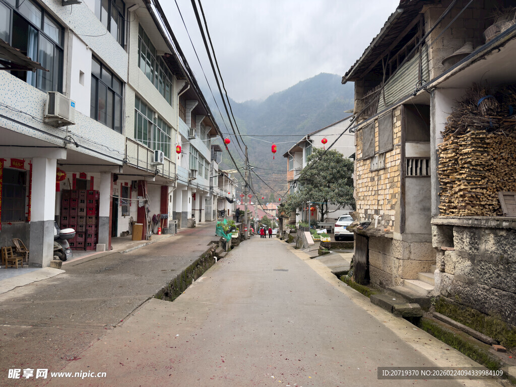 宁静古朴的乡村街道景象