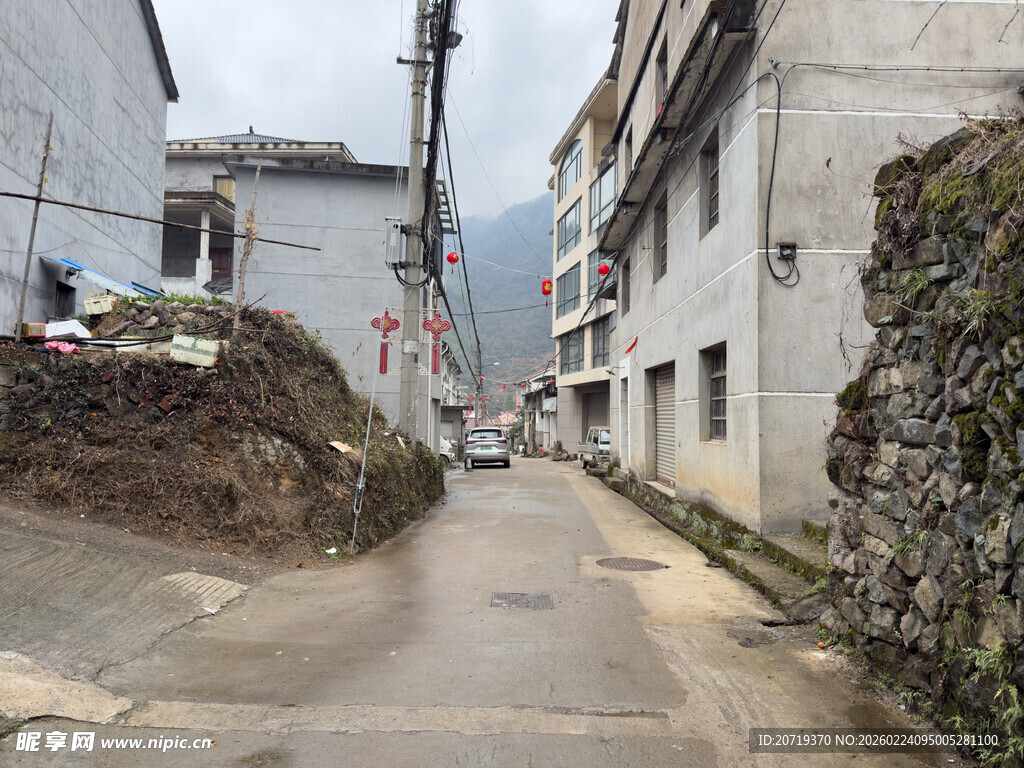 乡村狭窄小巷的质朴景象